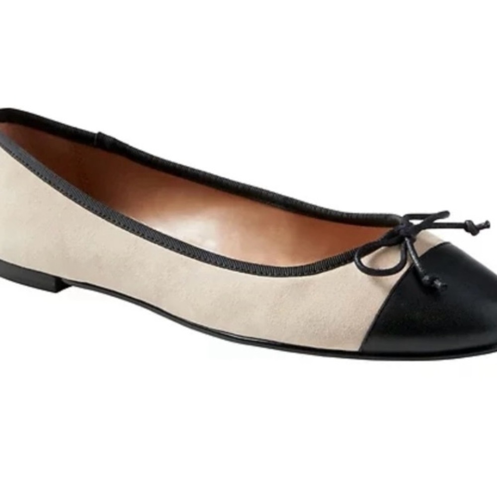 NWOB Banana Republic Black and Cream Women's Ballet Flats
